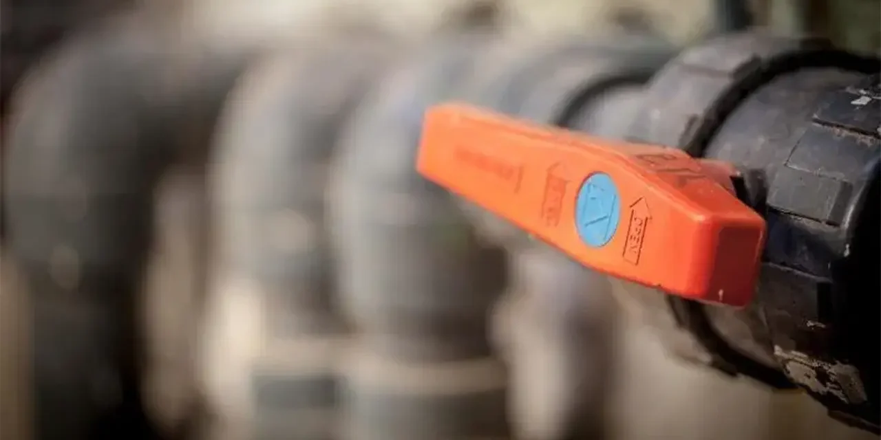 ¿Cómo afecta la dureza del agua a una instalación de fontanería?